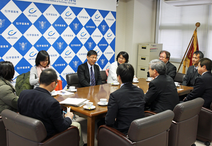 校長室での会談の様子