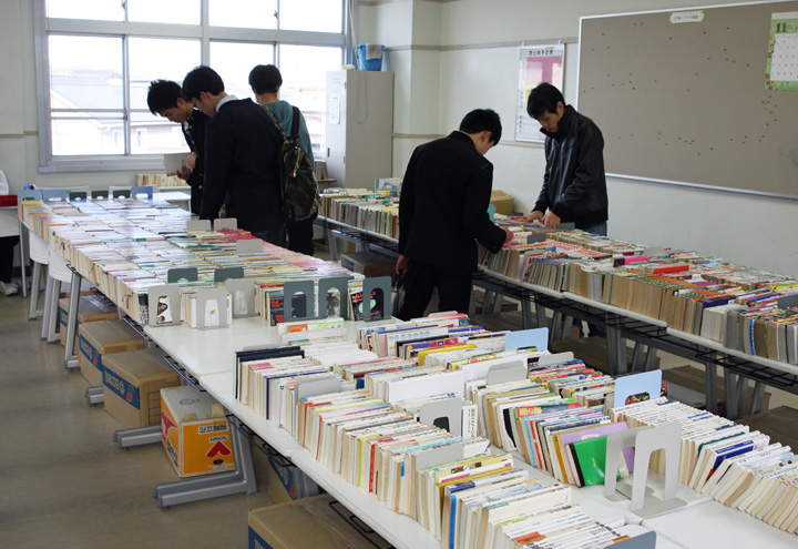 図書委員による古本市