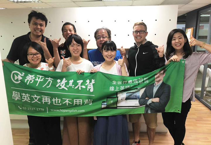 Ms. Sugimura (second from the left at front), Ms. Yurino (third from the left at front) and Charlie Tseng, president of Hope English, left at back