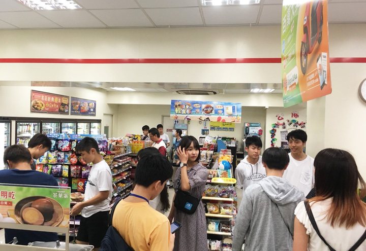 Shopping at convenience store by using Chinese