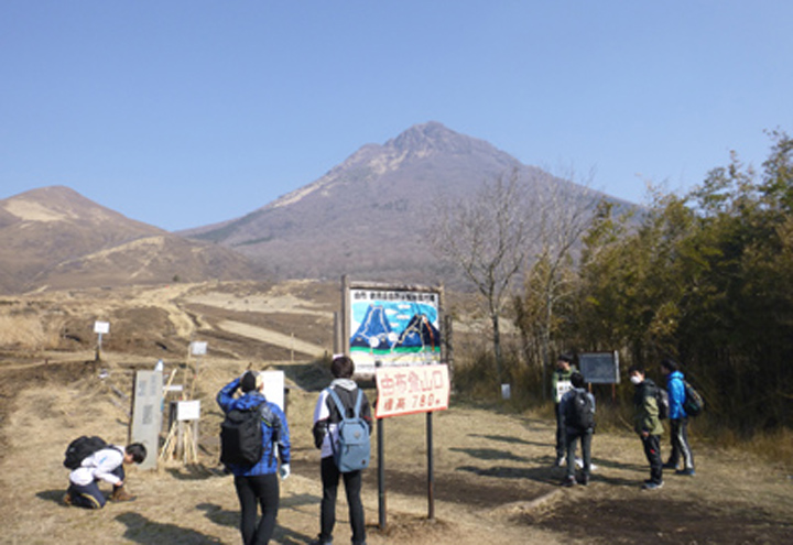 由布岳山頂へ向けて出発"